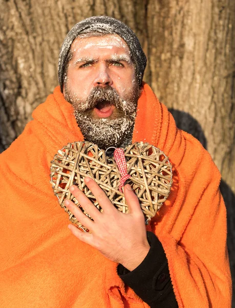 Homem em cobertor com coração — Fotografia de Stock