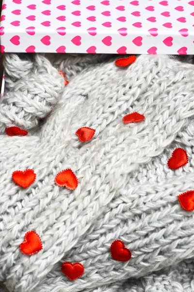 Червоні валентинки серце, нинішня коробка і в'язаний шарф — стокове фото