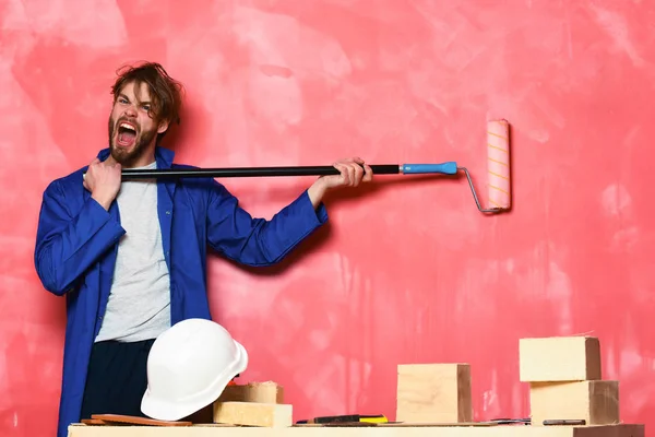 Gritando hombre sosteniendo rodillo de pintura — Foto de Stock