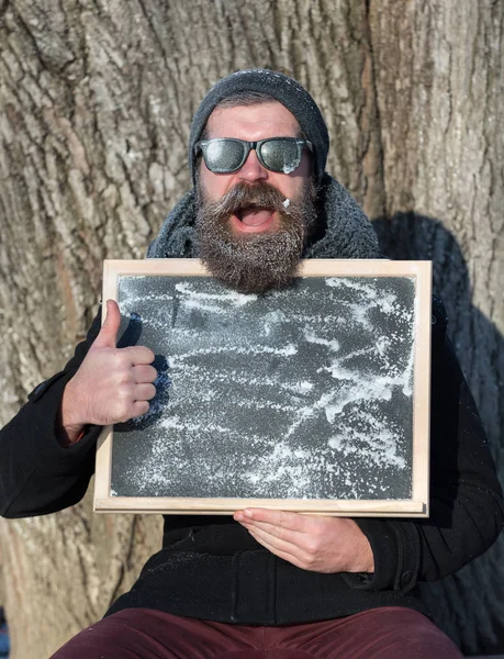 Vinter skäggig man med ombord — Stockfoto