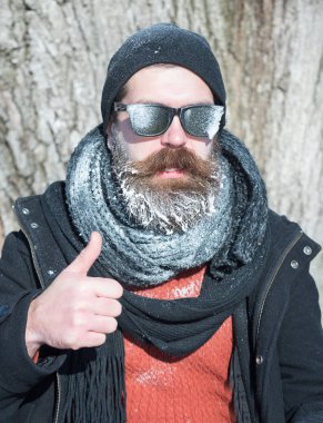 Ciddi adam başparmağını kaldırır.