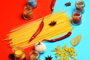 makarna, baharat, biber, sarımsak ve badian yemek