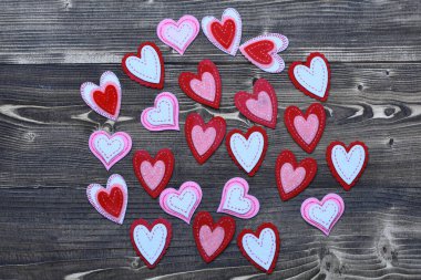 Sevgililer günü dekorasyon olarak ahşap üzerine renkli keçe kalp