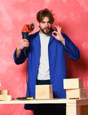 Taşlama makinesi tutan Oluşturucu adam