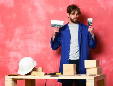 Oluşturucu adam holding macun bıçak