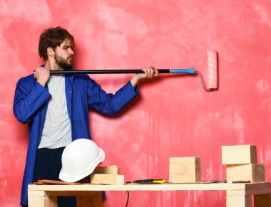 Oluşturucu adam boya silindiri holding