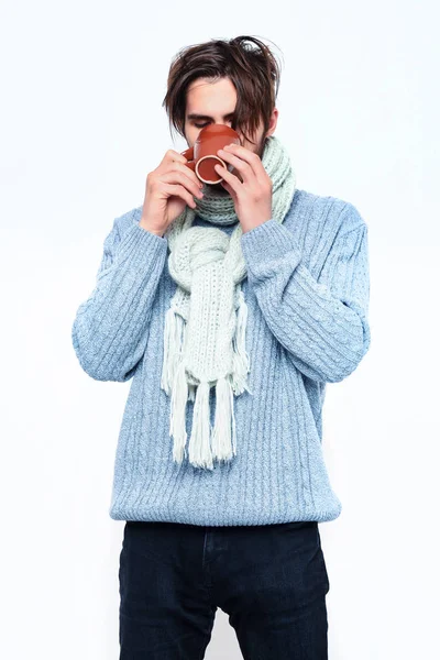 Knappe bebaarde man met beker in trui en sjaal — Stockfoto