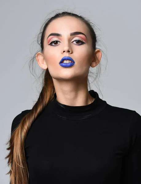 Chica bonita con labios azules —  Fotos de Stock