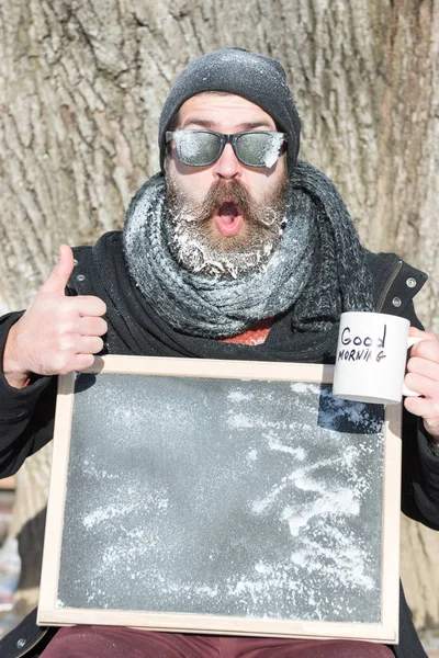 Inverno barbudo homem com bordo — Fotografia de Stock