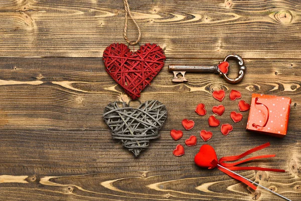 발렌타인 데이 장식으로 나무에 패키지, 심장 및 금속 키 — 스톡 사진