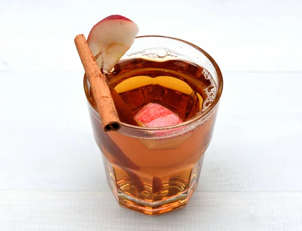 Té de manzana o vino caliente con canela aislada sobre blanco —  Fotos de Stock