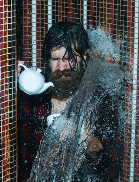 Bello uomo lava nella doccia — Foto Stock