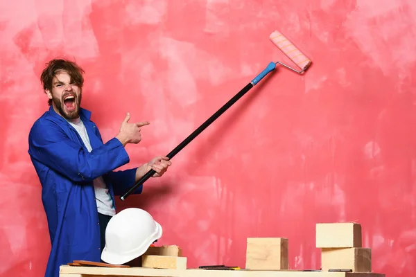 Gritando hombre sosteniendo rodillo de pintura — Foto de Stock