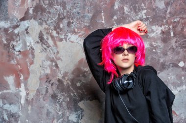 kulaklıklar ile pembe peruk DJ kız