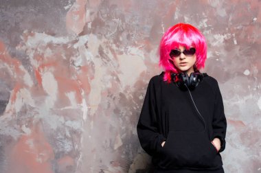 kulaklıklar ile pembe peruk DJ kız