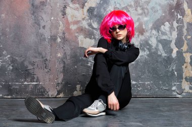 kulaklıklar ile pembe peruk DJ kız