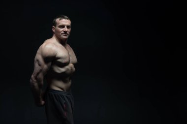 Eğitim ve poz kas vücut yakışıklı seksi atlet adamla