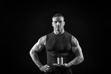 kas vücut yakışıklı seksi atlet adamla steroid kavanoz tutar