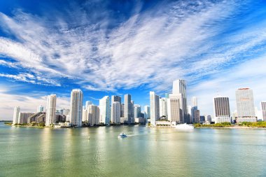 Mavi bulutlu gökdelenli Miami gökdelenlerinin hava manzarası, tekne yelkeni