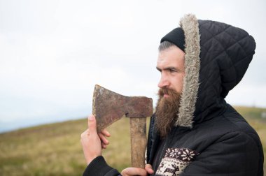 Sakallı yakışıklı ciddi adam dağ üstüne paslı balta ile