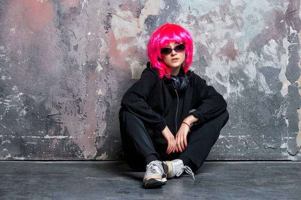 Dj menina em peruca rosa com fones de ouvido — Fotografia de Stock