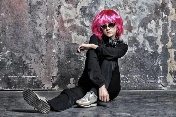 Dj chica en rosa peluca con auriculares — Foto de Stock