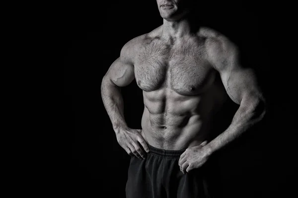 Сексуальний м'язистий чоловічий торс з волохатими грудьми чоловіка тренування — стокове фото
