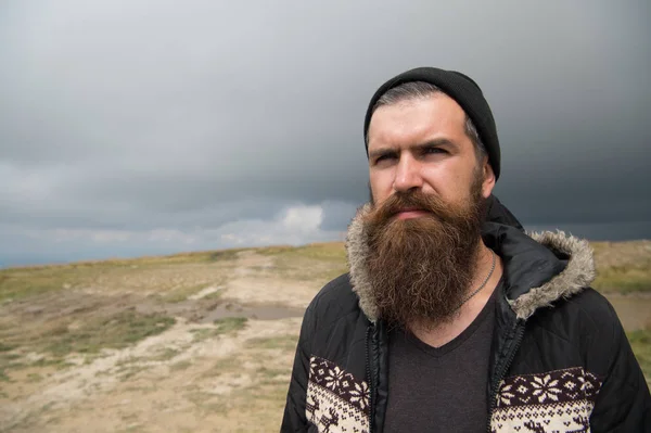 Barbudo guapo serio hombre en la cima de la montaña — Foto de Stock