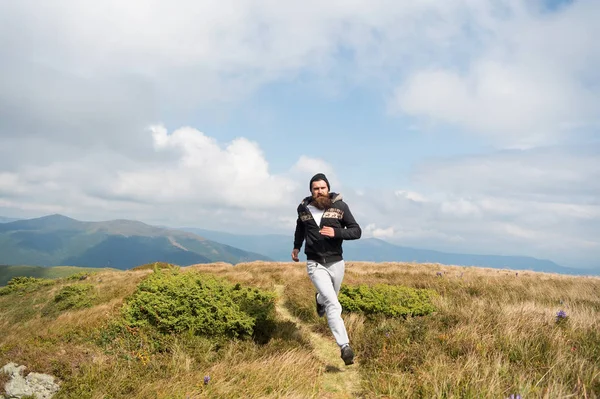 Szakállas jóképű férfi kocogó fut a hegy tetején — Stock Fotó
