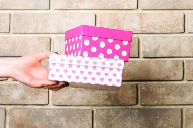 tuğla duvar el renkli benekli mevcut kutusunda