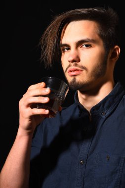 Viskili ciddi sakallı adam.