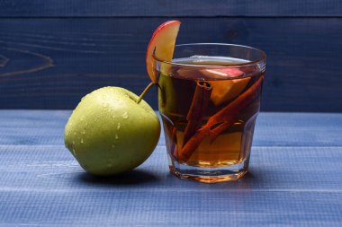 cam suyu, elma, tarçın, elma parçaları ile