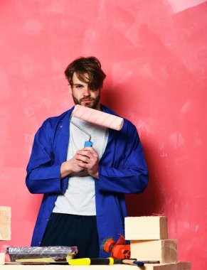 Oluşturucu adam boya silindiri holding