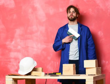 Oluşturucu adam holding macun bıçak