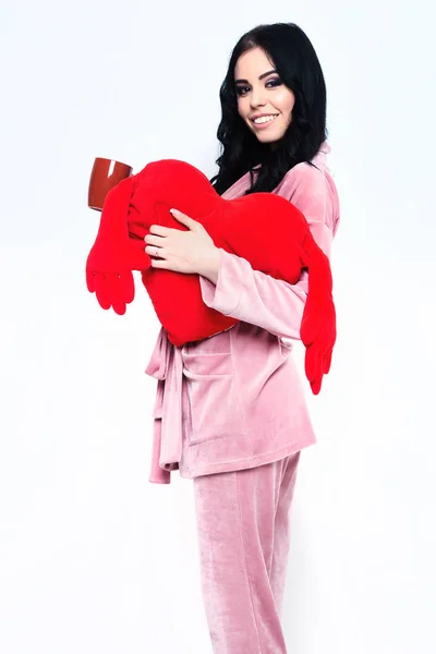 Sorrindo muito sexy menina com vermelho valentines travesseiro e copo — Fotografia de Stock