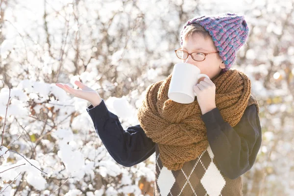 Mały chłopiec z filiżanką w zimie na świeżym powietrzu — Zdjęcie stockowe
