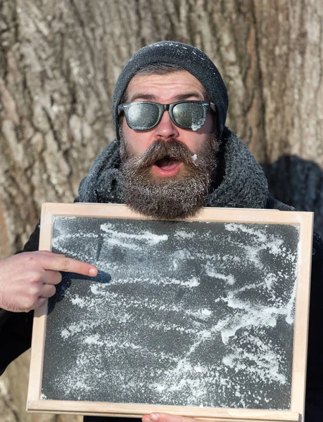 Vinter skäggig man med ombord — Stockfoto