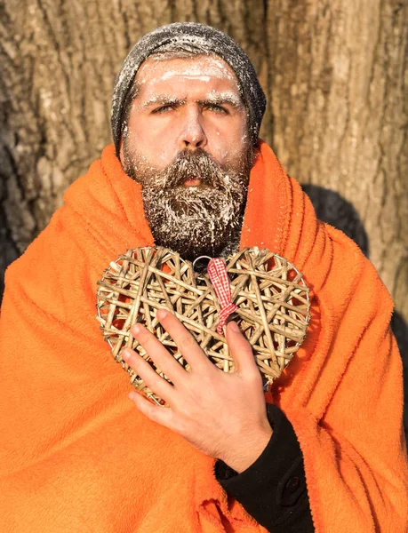 Homem em cobertor com coração — Fotografia de Stock