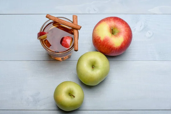 Gelas dengan jus, potongan apel, kayu manis, apel — Stok Foto