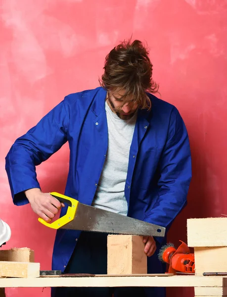 Constructor hombre sosteniendo sierra — Foto de Stock