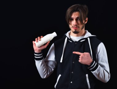 Beyzbol ceketli sakallı adam.