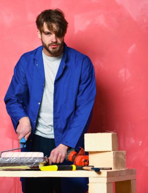 Oluşturucu adam boya silindiri holding