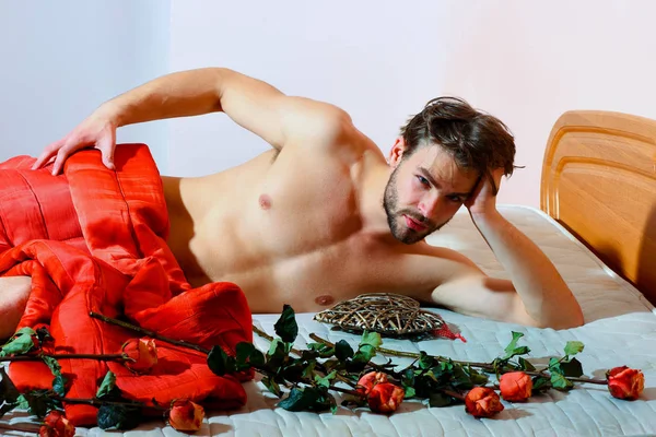 Homme macho barbu avec des roses — Photo