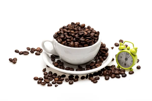 Filiżanka kawy, fasoli i budzik na białym tle — Zdjęcie stockowe