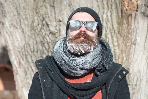 Bonito homem barbudo perto da árvore — Fotografia de Stock