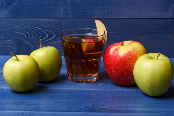Gelas dengan jus, potongan apel, kayu manis, apel — Stok Foto