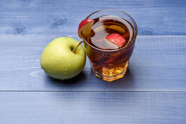 Glas mit Saft, Apfelstücken, Zimt, Apfel — Stockfoto