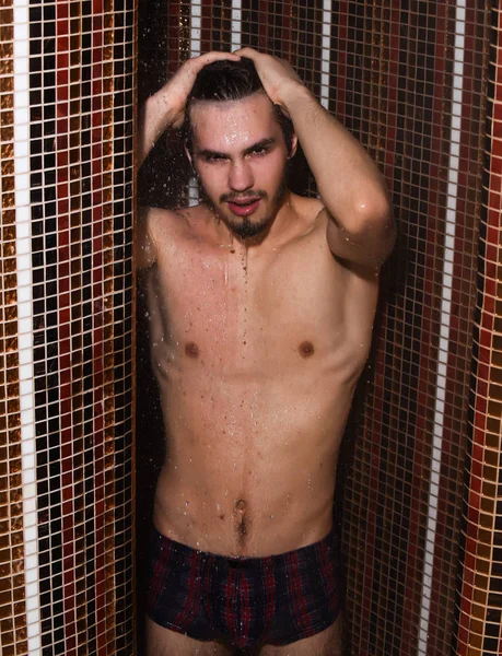 섹시하고 잘생긴 남자가 샤워실 에서 씻고 — 스톡 사진