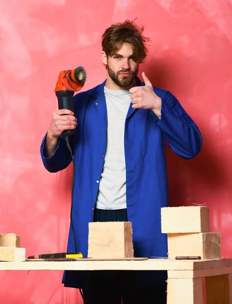 Constructor hombre que sostiene la máquina amoladora — Foto de Stock