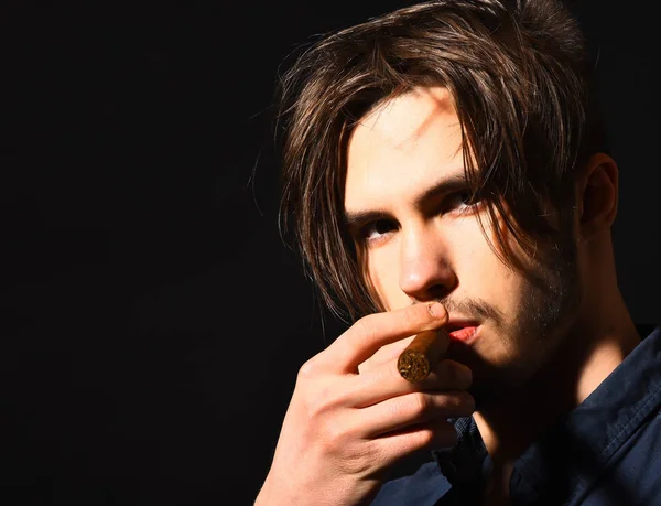 Ernster bärtiger Mann Zigarre rauchend — Stockfoto